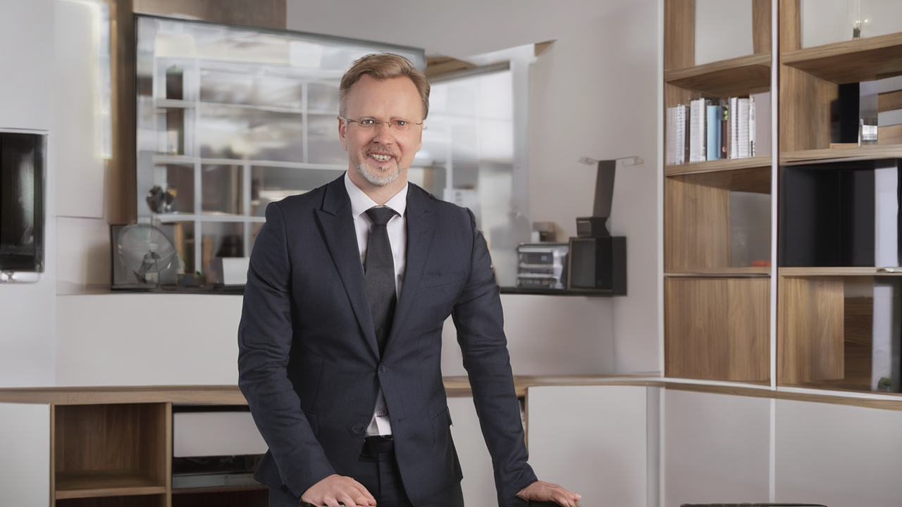 Adam Nowak - założyciel i dyrektor generalny AirLemon w casual biznesowym stroju