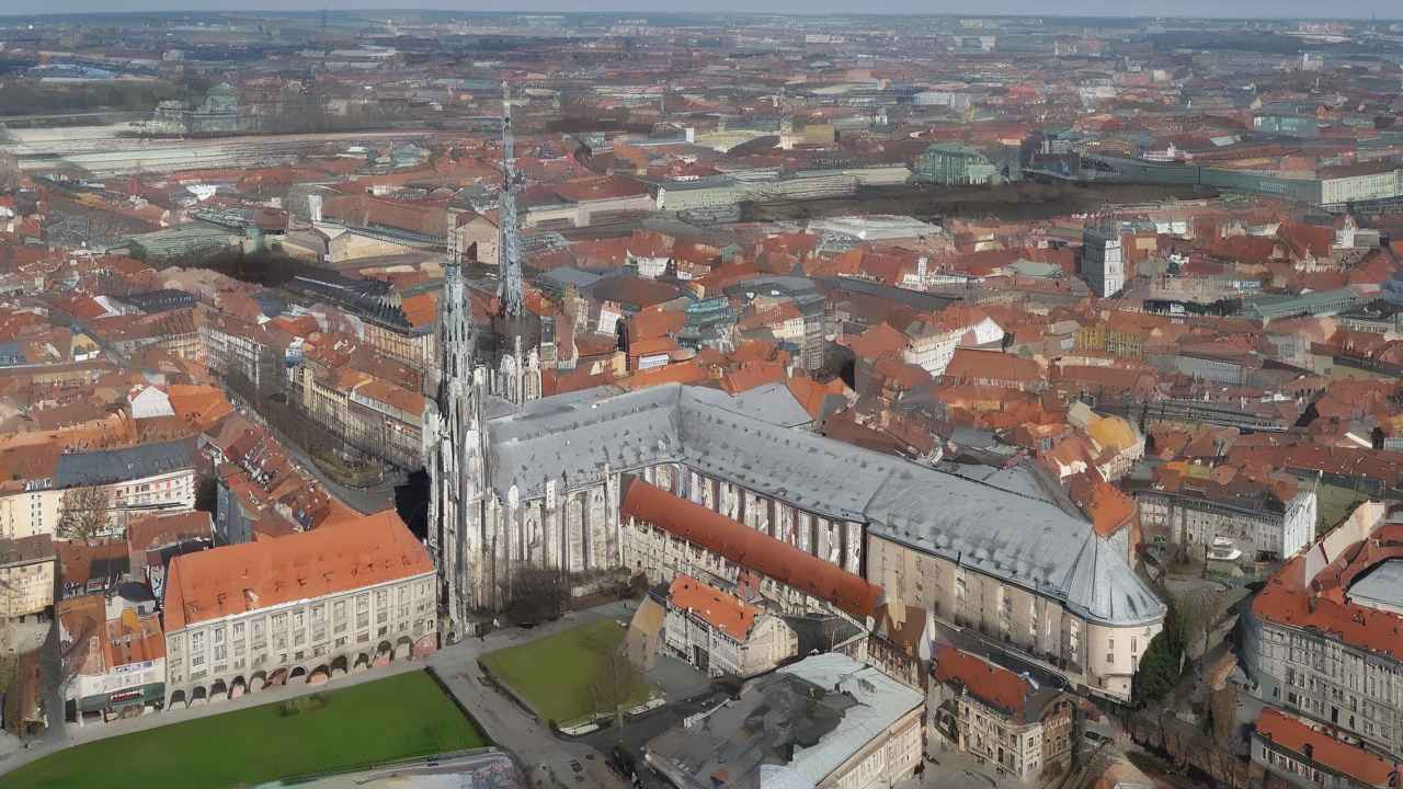 Ekskluzywne słuchawki w edycji limitowanej w kolorze złotym z czarnymi akcentami i skórzanymi nausznikami