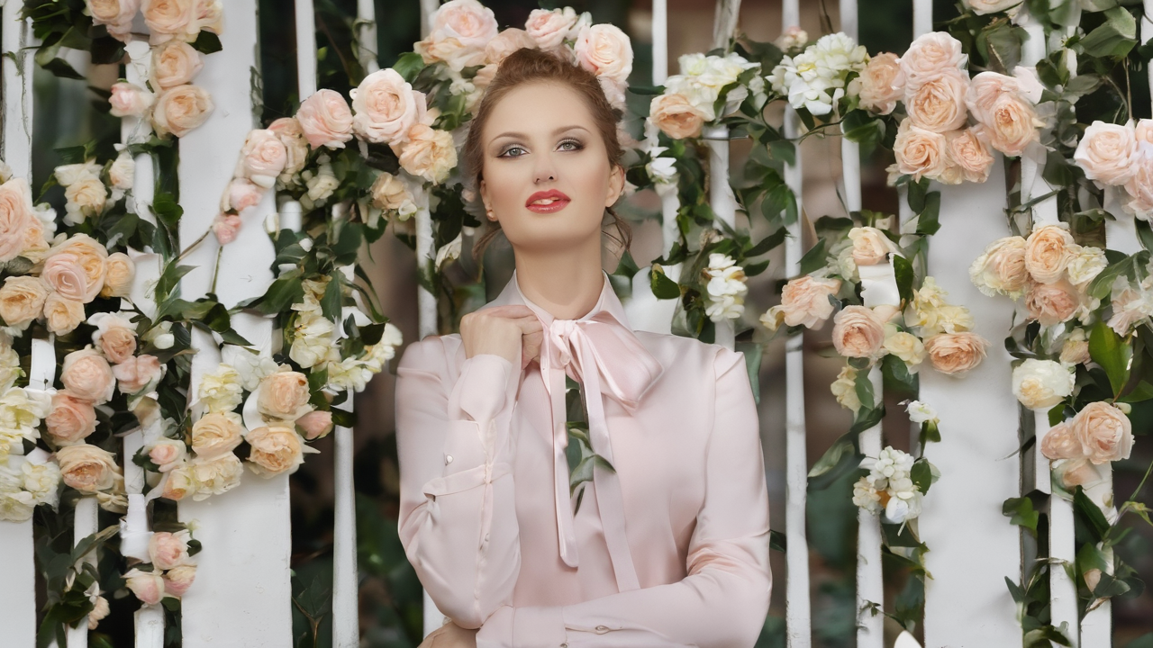 Nowoczesne słuchawki i akcesoria na eleganckim ciemnym tle z delikatnym oświetleniem punktowym