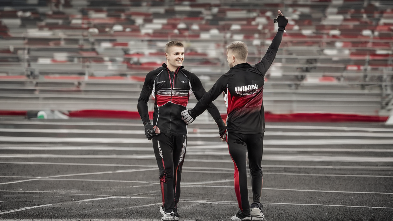 Sportowe nauszniki w kolorze czarno-czerwonym z oddychającego materiału